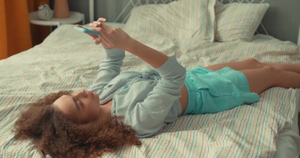 Красива Дівчина Лежить Спині Ліжку Смс Електронна Пошта Балачки Хлопцем — стокове відео