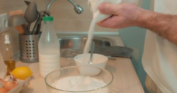 Uomo Aggiungendo Zucchero Alla Pasta Mentre Piedi Lavorando Cucina Close — Video Stock