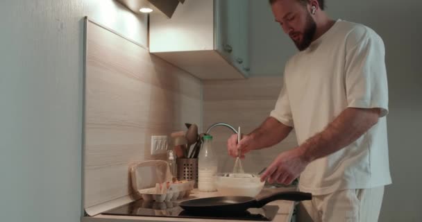 Mikrofon Olarak Çırpılmış Sakallı Adamın Portresi Mutfakta Şarkı Söyleyip Dans — Stok video