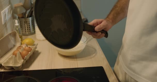Erkek Bir Aşçının Elinde Fırıl Fırıl Dönen Yağlı Tavayı Tutarken — Stok video