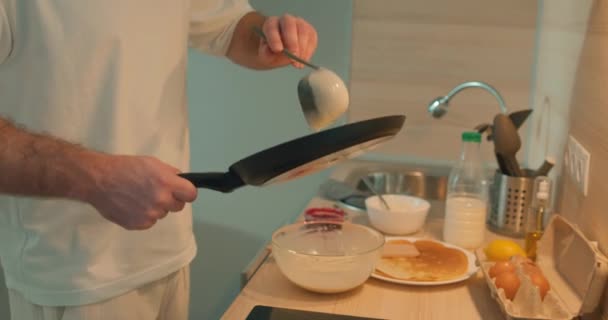 Ragazzo Che Tiene Pan Versando Pasta Esso Cucinare Frittelle Primo — Video Stock