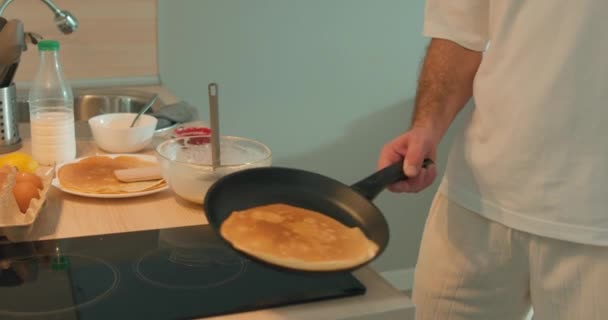 Yetenekli Şef Lezzetli Krepler Pişiriyor Tavada Kızartıyor Yakın Çekimde Yavaş — Stok video