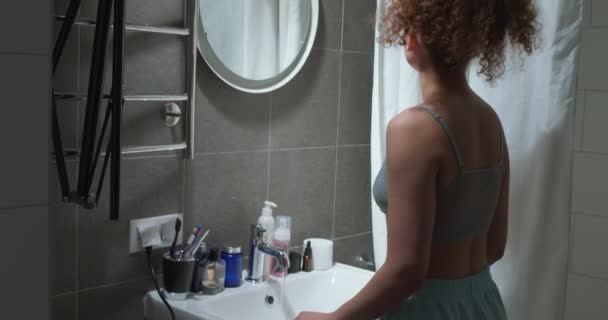 Ajuste Slim Girl Cuida Seus Dentes Olhando Para Espelho Close — Vídeo de Stock