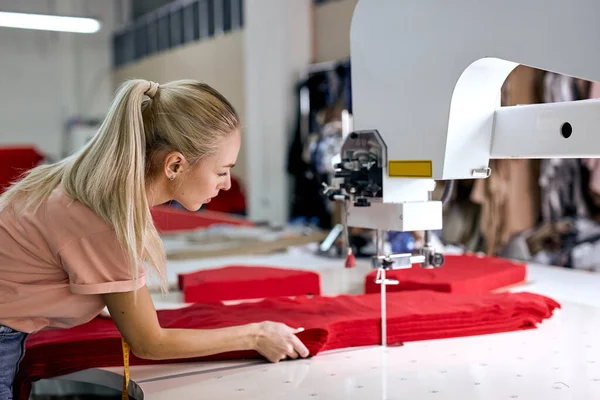 Femme Blonde Couture Avec Machine Professionnelle Atelier Usine Fabrication Vêtements — Photo