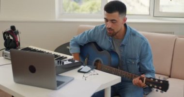 Genç, hırslı, aktif bir adam kanepeye oturmuş şarkı söylüyor, çevrimiçi müzik dersleri alıyor. Kafkasyalı genç oyuncu, kız arkadaşı Serenade için video enstrümanı deniyor.
