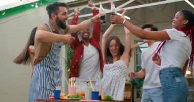 Mutlu heyecanlı insanlar yaz günü müzik ve dans dinler. Eğlence Grubu Genç Kadın ve Erkek Kolları Yükseldi Doğa Tanışma Enerjisi İnsanları Şişe İçkisiyle Taşımak Yavaş Motivasyonlu