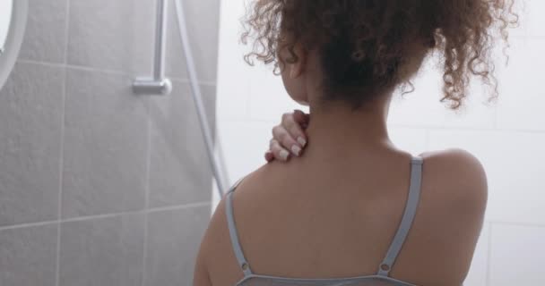 Frau Benutzt Feuchtigkeitsspendende Gesichtscreme Trägt Sie Auf Den Hals Auf — Stockvideo