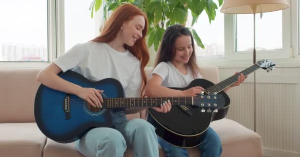 Pelajaran Gitar Gratis Dua Suster Cantik Bersenang Senang Rumah Waktu — Stok Video