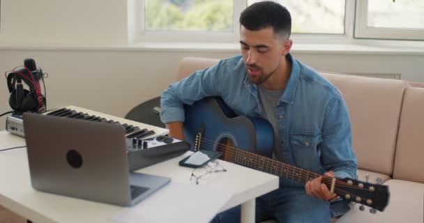 야망에 활동적 남자가 소파에 노래를 부르고 온라인 음악이 줄었다 코카서스의 — 비디오