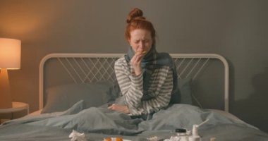 LSD limon yiyen kızıl saçlı hasta kadın gözleri kapalı komik bir yüz ifadesi takınıyor. Tedavi, soluk kız vitamin alıyor Yavaş çekim zavallı soluk soluk sağlıksız kız narenciye tadıyor