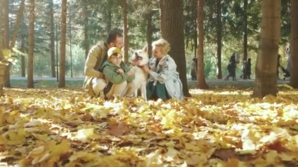 Beyaz Mutlu Sıcak Giysiler Içinde Gülen Bir Aile Sonbahar Ormanında — Stok video