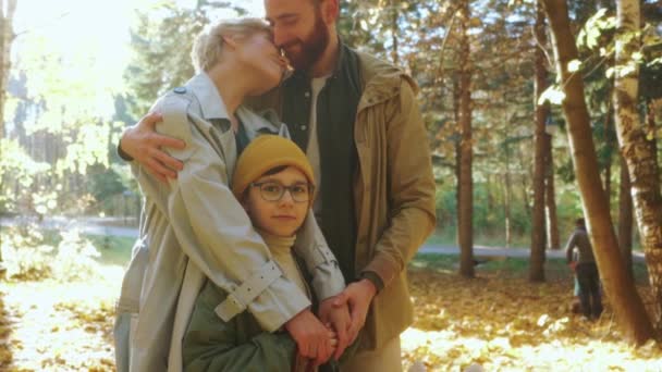 Kameraya Bakan Gözlüklü Mutlu Çocuk Hafta Sonu Ağır Çekimde Ailesiyle — Stok video