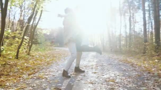 Mutlu Yakışıklı Adam Kız Arkadaşını Eline Alır Güneşli Bir Sonbahar — Stok video