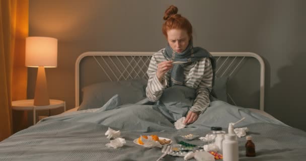 Mujer Joven Enferma Pelo Rojo Llena Gripe Tiene Problemas Salud — Vídeos de Stock