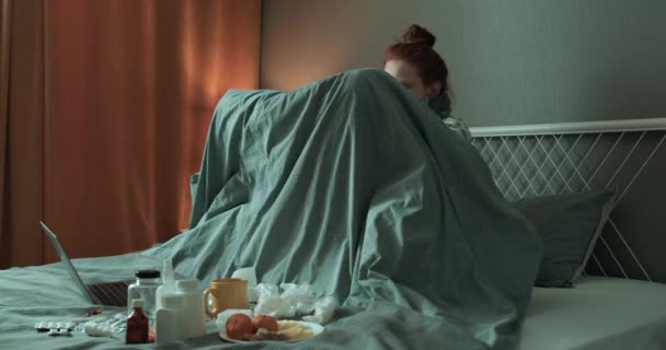Νεαρή Κοκκινομάλλα Αδύναμη Χλωμή Γυναίκα Τυλιγμένο Κουβέρτα Βήχα Ενώ Εργάζονται — Αρχείο Βίντεο