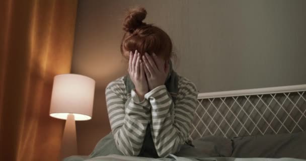Depresyonda Olan Genç Bir Kadının Arkadaşlarıyla Sorunları Vardır Erkek Arkadaşı — Stok video