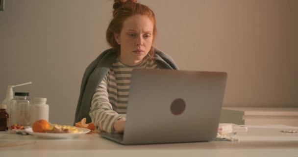 Rosszul Sápadt Női Hallgató Használja Laptop Felkészülés Vizsgák Otthon Lassú — Stock videók