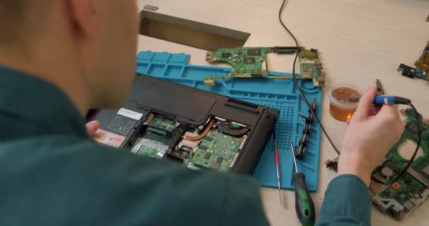 Mannelijke Technici Bevestigen Gedemonteerde Laptoponderdelen Met Soldeerbout Kantoor Slow Motion — Stockvideo