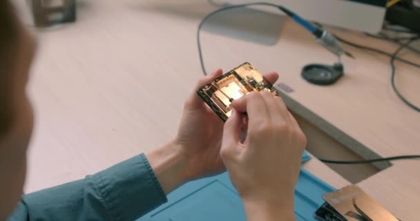 人修智能手机主板在实验室的概念电脑硬件 移动电话 电子产品 升级技术修理和升级小工具 — 图库视频影像