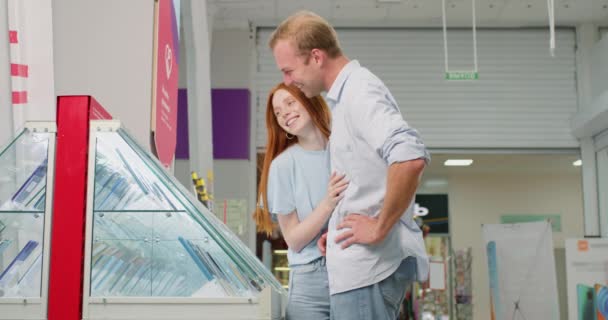 Çiftler Akıllı Telefonları Alet Dükkanından Seçerler Gülümseyen Adam Kızıl Saçlı — Stok video
