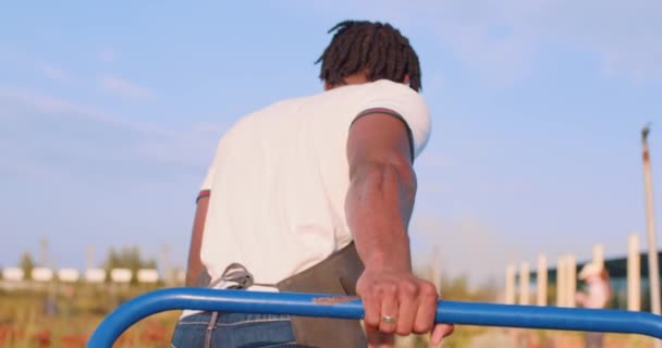 非洲裔美国农艺学工作者在果园里使用农机推车箱 努力工作的农民在种植中搬运收获箱 靠背罕见的景象 工人们拉着沉重的推车 — 图库视频影像