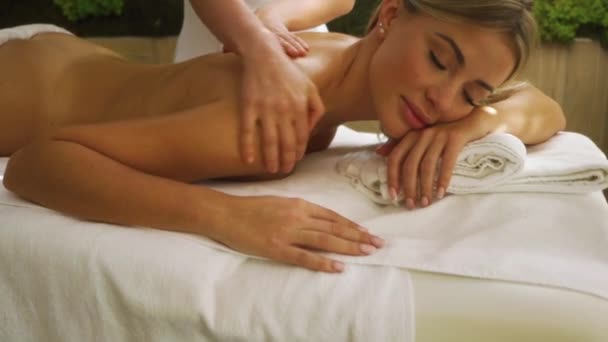 Splendida Signora Rilassata Ricevere Rilassante Massaggio Aromaterapia Godendo Mentire Con — Video Stock