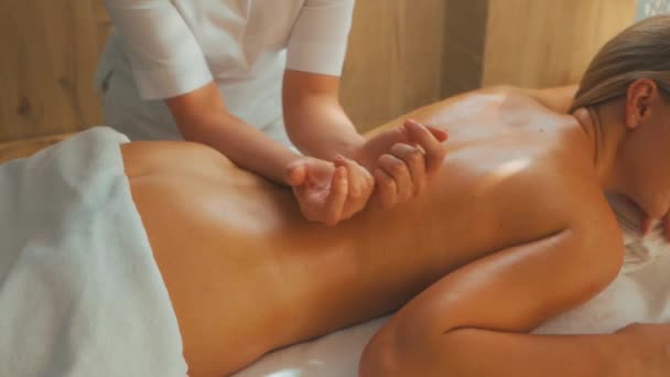 Profesional Talentoso Terapeuta Femenina Haciendo Masaje Espalda Mujer Centro Spa — Vídeos de Stock