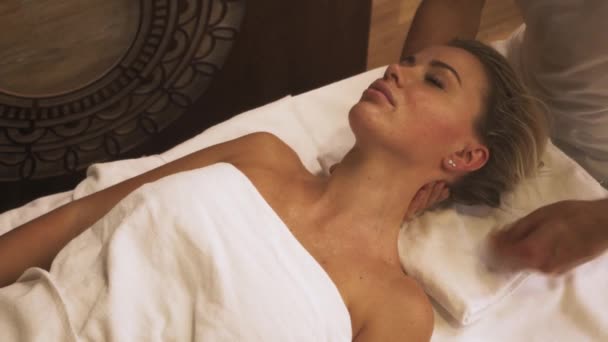 Massage Therapeut Doet Nek Massage Van Klant Spa Vrouw Ligt — Stockvideo