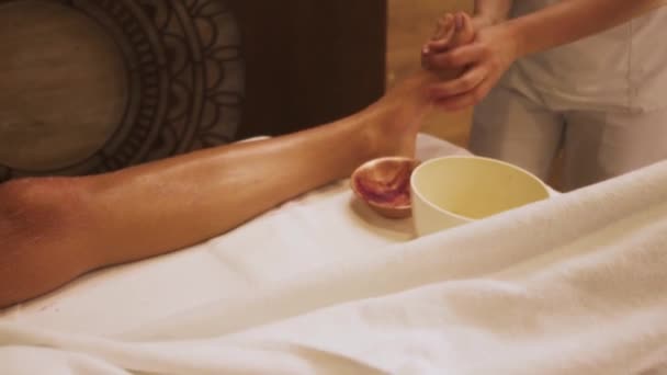 Professional Beautician Spreads Natural Scrub Womans Shin Process Scrubbing Massage — Stock Video