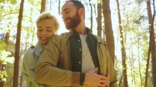 Tysiącletnie Szczęśliwe Uśmiechnięte Romantyczne Spotkanie Jesiennym Parku Przytulanie Się Siebie — Wideo stockowe