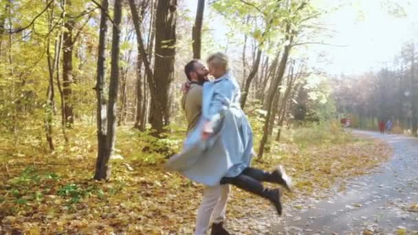 Okouzlující Něžný Milující Pár Teplých Šatech Kráčející Podzim Parku Muž — Stock video