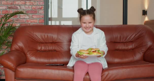 Niña Feliz Con Sobrepeso Grasa Sentada Sofá Comiendo Alimentos Poco — Vídeos de Stock