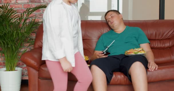 Divertente Pazza Sorellina Ruba Suoi Fratelli Fast Food Mentre Dorme — Video Stock