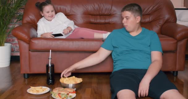 Übergewichtiger Dicker Junge Auf Dem Boden Sitzend Molliges Mädchen Auf — Stockvideo