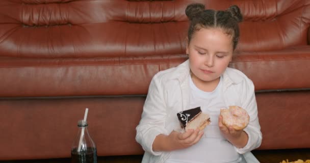 Товста Голодна Маленька Дівчинка Кусає Шматочок Торта Їсть Пончик Солодкий — стокове відео
