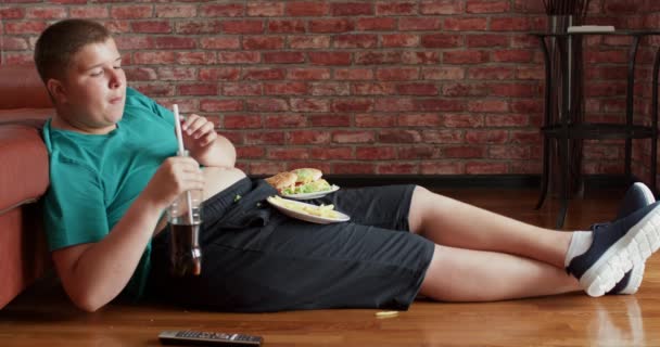 Entspannte Unvorsichtige Teenager Essen Pommes Und Trinken Hause Kohlensäurehaltige Getränke — Stockvideo