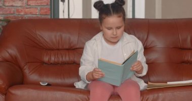 Tembel çocuk kitap okumayı sevmez, televizyon izlemeyi, uzaktan kumandayı almayı, TV 'yi açmayı, kanal değiştirmeyi, çizgi film izlemeyi sever.