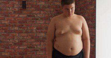 Kilo aldıktan sonra kilolu ve şişman bir çocuk. Ergen çocuğun biraz kilo vermesi gerek. Gençlerin kilo sorunu var. Ağır çekim depresyonu var. Çocuk fast food yemeyi bırakıp spor hastalığına yakalanmıyor.