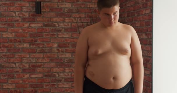 Mérlegelés Után Ideges Kövér Félmeztelen Fiú Tinédzser Gyereknek Fogynia Kell — Stock videók