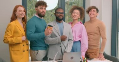 Beş farklı çok ırklı profesyonel iş adamı portresi. Afrikalı sakallı yakışıklı patron tarafından yönetilen genç şirket çalışanları.