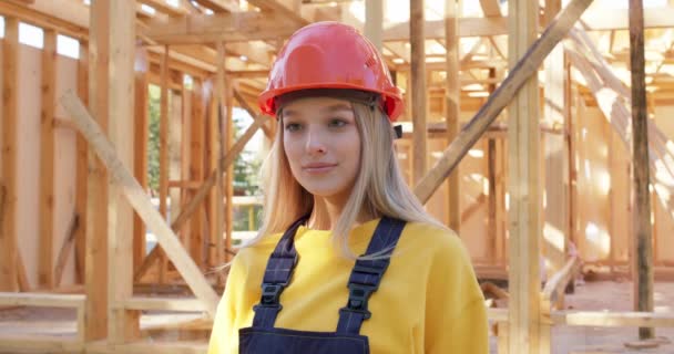 Retrato Una Rubia Feliz Ingeniera Sonriendo Mirando Cámara Descansando Trabajando — Vídeo de stock