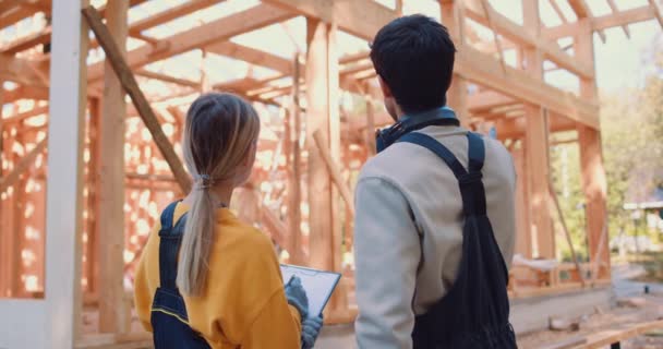 Mimar Binalara Bakıyor Bir Tanesi Işaret Parmağının Açık Havada Ortaya — Stok video