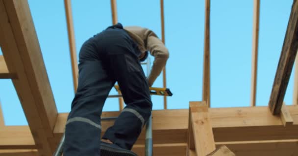 Mężczyzna Budowniczy Podając Rękę Kobiety Architekt Podczas Wspinaczki Dach Drewnianej — Wideo stockowe