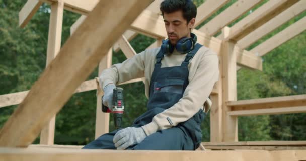 Poważny Przystojny Wood Worker Koncentruje Się Pomocą Elektrycznej Wiertarki Ręcznej — Wideo stockowe