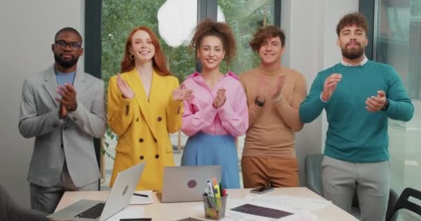 Wesoła Udana Praca Zespołowa Pięciu Biznesmenów Stylowych Kolorowych Ubraniach Oklaskiwanie — Wideo stockowe