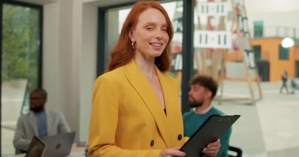 Smiling Confident Beautiful Redhead Woman Fashionable Stylish Outfit Holding Folder — Stock Video