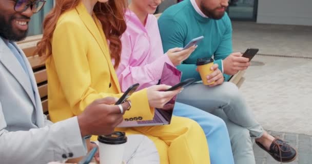 Moda Kıyafetleri Içindeki Adamları Mobil Cihazlarla Duraksadı Iletişim Teknolojisi Konsepti — Stok video