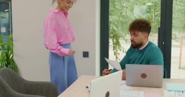 Başarılı bir yeni iş adayı, esmer kadın mülakatı başarılı, sakallı patron kadınla el sıkışıyor, ekibe hoş geldin diyor, ağır çekim.