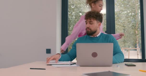 闷闷不乐的生意人坐在笔记本电脑前 打字时同事们把文件扔在桌子上 满满的文件堆积如山 一边努力工作 一边紧张得要命 — 图库视频影像