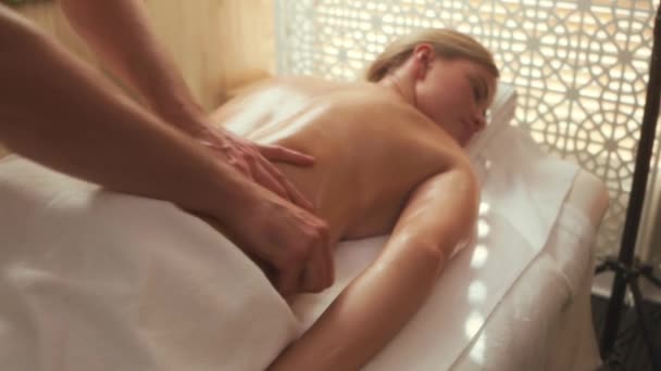 Mooie Dame Genieten Van Massage Proces Spa Salon Lichaam Gezondheidszorg — Stockvideo